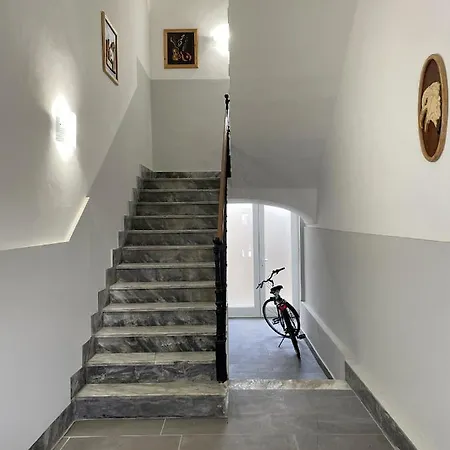 Palazzo Degli Artigiani In Centro A